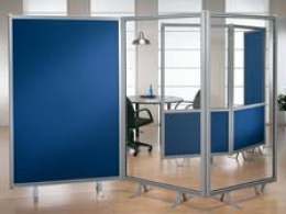 Pannello divisorio ALA "vetroplastico"  dotato di coppia piedi AAP02 - cm.150x180h